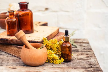 Immortelle, Curry Plant, Herb of St. John, Immortelle ve botanik olarak, Helichrysum arenyumu. Homeopati. Bitkibilimci kitabındaki eski tarifler. Doğal sağlığın ve kendine bakmanın eczacısı..