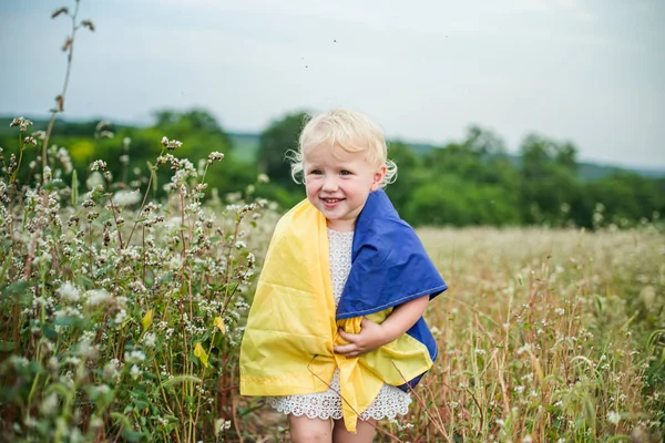 Drapeau Ukraine Est Sur Les Épaules Enfant Heureux Une Fille — Photo