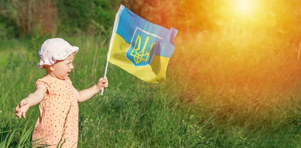 Дівчата Тримають Прапор України Блакитний Жовтий Прапор України Гербом Руках — стокове фото