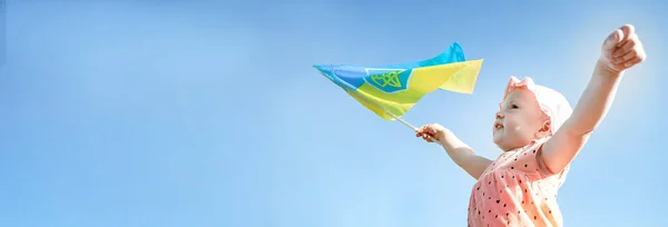 Дівчата Тримають Прапор України Блакитний Жовтий Прапор України Гербом Руках — стокове фото