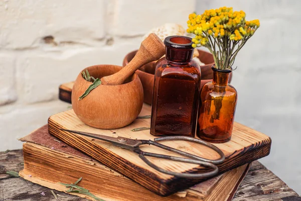 Immortelle, Curry Plant, Herb of St. John, Immortelle ve botanik olarak, Helichrysum arenyumu. Homeopati. Bitkibilimci kitabındaki eski tarifler. Doğal sağlığın ve kendine bakmanın eczacısı..