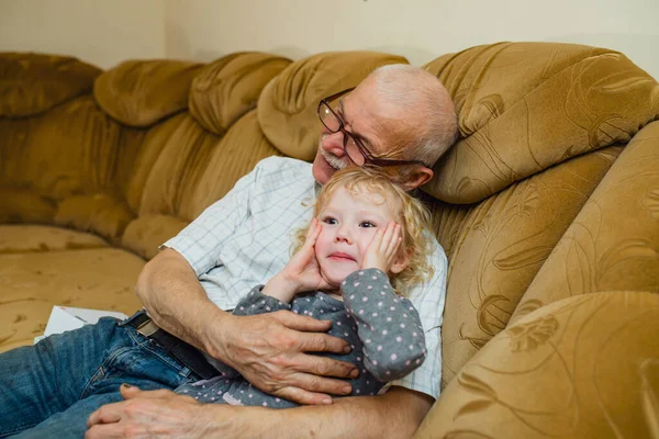 Avô Abraça Sua Neta Sentado Sofá Velho Casa Brinca Com — Fotografia de Stock