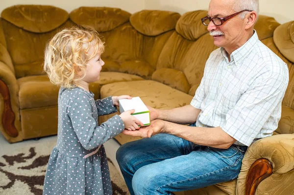 Menina Presente Avô Homem Velho Recebeu Como Presente Para Vacinação — Fotografia de Stock