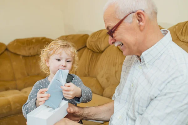Wnuczka Pomaga Dziadkowi Wyjąć Nowy Smartfon Pudełka Starzec Czeka Nowy — Zdjęcie stockowe