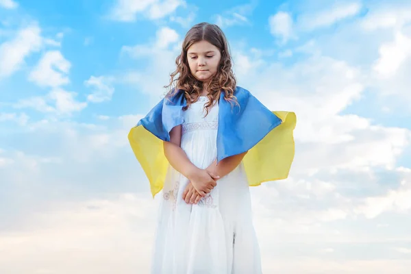 Дитина Загорнулася Жовтий Синій Прапор України Проти Блакитного Неба Сумна — стокове фото