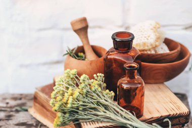 Immortelle, Curry Plant, Herb of St. John, Immortelle ve botanik olarak, havanda kurutulmuş Helichrysum arenaryumu. Ve bal peteğinde bal. Eczaneden ekolojik doğal kozmetik malzemeleri..