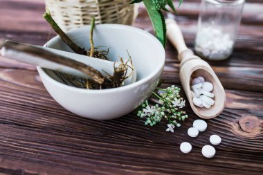 Su toplamış sarı kabuklu Valerian tabletleri. Hafif yatıştırıcı ve hipnotize edici. Uykusuzluk, endişe, stres ve iştahın artması için doğal tedavi