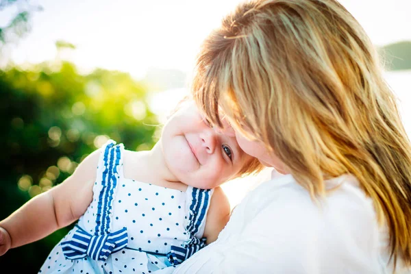 Küçük kız annesinin sandığında saklandı. Kız utangaç. Sahilde annesinin kollarındaki çocuk..