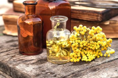 Temmuz arenyumu, helichrysum arenyumu, cüce sonsuzluğu, köri bitkisi, İtalyan çileği eczane şişeleri tentür ve güzellik salonları ve alternatif tıp için gerekli yağlar