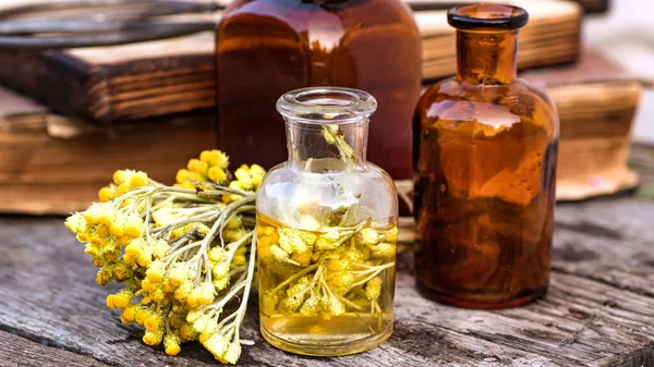 Temmuz arenyumu, helichrysum arenyumu, cüce sonsuzluğu, köri bitkisi, İtalyan çileği eczane şişeleri tentür ve güzellik salonları ve alternatif tıp için gerekli yağlar