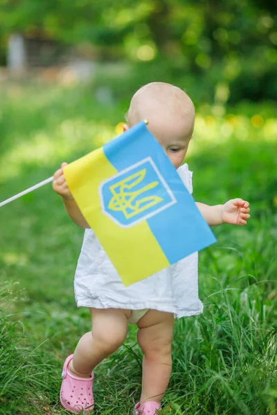 Блакитно Жовтий Прапор України Руках Дівчинки Білій Сукні Святкування Дня — стокове фото