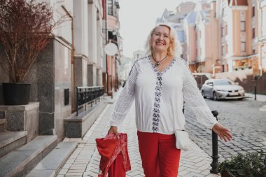 Güzel, son sınıf öğrencisi bir kadın şehirde gezintiler yapıyor ve eğleniyor..