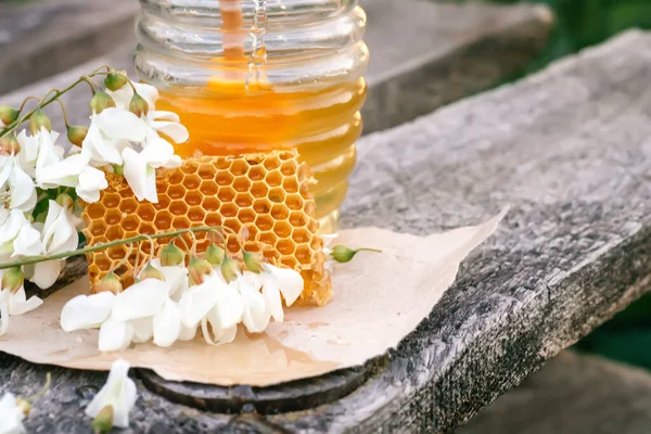 新鮮な蜂蜜のスライスが座って黄色のハニカムとボウルアカシアの花 — ストック写真