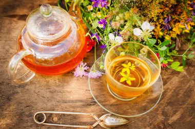 Cam çaydanlıkta sağlıklı bitkisel çay ve tahta tahtada şifalı bitkiler. - Evet. Beden eğitimi. Bitkisel ilaçlar