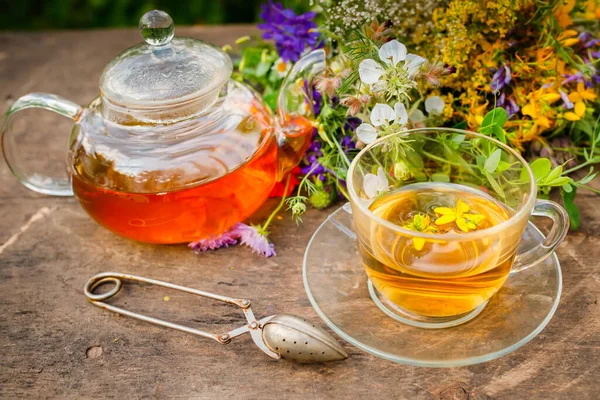 Été Tisane Saine Dans Une Théière Verre Des Grappes Herbes — Photo