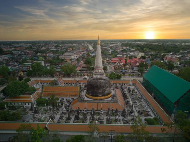 Wat Phra Mahathat Woramahawihan pagoda güzel gökyüzü Nakhon Si Thammarat, Tayland, yüksek açı