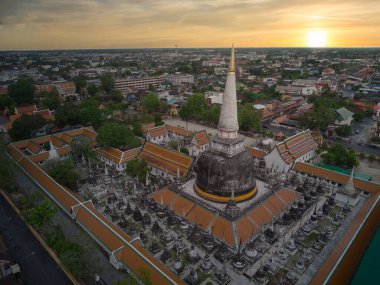 Wat Phra Mahathat Woramahawihan pagoda güzel gökyüzü Nakhon Si Thammarat, Tayland, yüksek açı