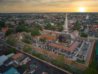 Wat Phra Mahathat Woramahawihan pagoda güzel gökyüzü Nakhon Si Thammarat, Tayland, yüksek açı