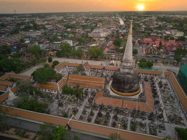 Wat Phra Mahathat Woramahawihan pagoda güzel gökyüzü Nakhon Si Thammarat, Tayland, yüksek açı
