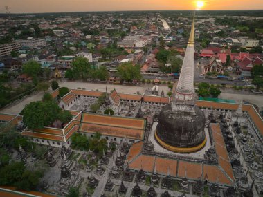 Wat Phra Mahathat Woramahawihan pagoda güzel gökyüzü Nakhon Si Thammarat, Tayland, yüksek açı
