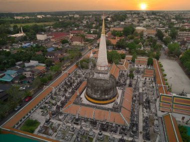 Wat Phra Mahathat Woramahawihan pagoda güzel gökyüzü Nakhon Si Thammarat, Tayland, yüksek açı