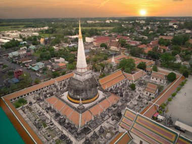 Wat Phra Mahathat Woramahawihan pagoda güzel gökyüzü Nakhon Si Thammarat, Tayland, yüksek açı