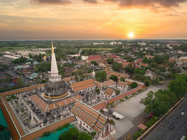 Wat Phra Mahathat Woramahawihan pagoda güzel gökyüzü Nakhon Si Thammarat, Tayland, yüksek açı