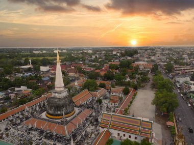 Wat Phra Mahathat Woramahawihan pagoda güzel gökyüzü Nakhon Si Thammarat, Tayland, yüksek açı