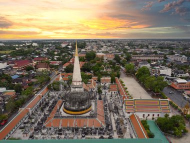 Wat Phra Mahathat Woramahawihan pagoda güzel gökyüzü Nakhon Si Thammarat, Tayland, yüksek açı