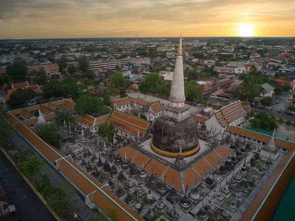 Wat Phra Mahathat Woramahawihan pagoda güzel gökyüzü Nakhon Si Thammarat, Tayland, yüksek açı