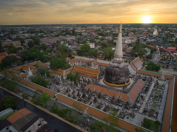Wat Phra Mahathat Woramahawihan pagoda güzel gökyüzü Nakhon Si Thammarat, Tayland, yüksek açı