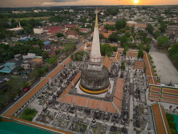 Wat Phra Mahathat Woramahawihan pagoda güzel gökyüzü Nakhon Si Thammarat, Tayland, yüksek açı