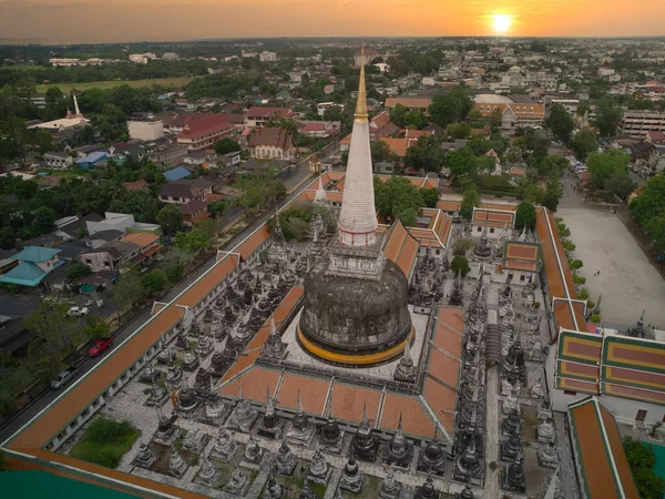 Wat Phra Mahathat Woramahawihan pagoda güzel gökyüzü Nakhon Si Thammarat, Tayland, yüksek açı