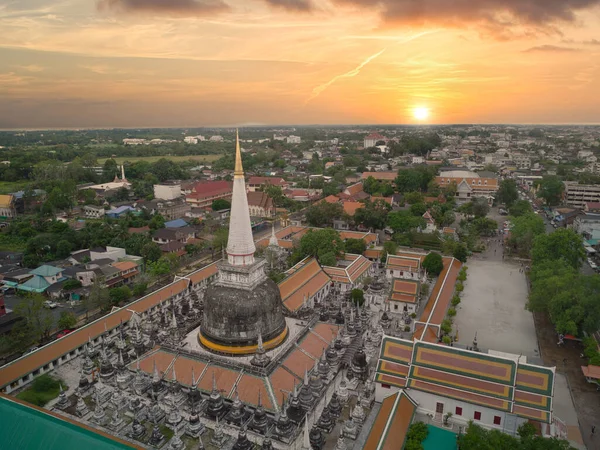 Wat Phra Mahathat Woramahawihan pagoda güzel gökyüzü Nakhon Si Thammarat, Tayland, yüksek açı