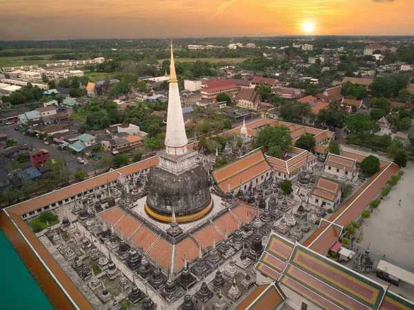 Wat Phra Mahathat Woramahawihan pagoda güzel gökyüzü Nakhon Si Thammarat, Tayland, yüksek açı