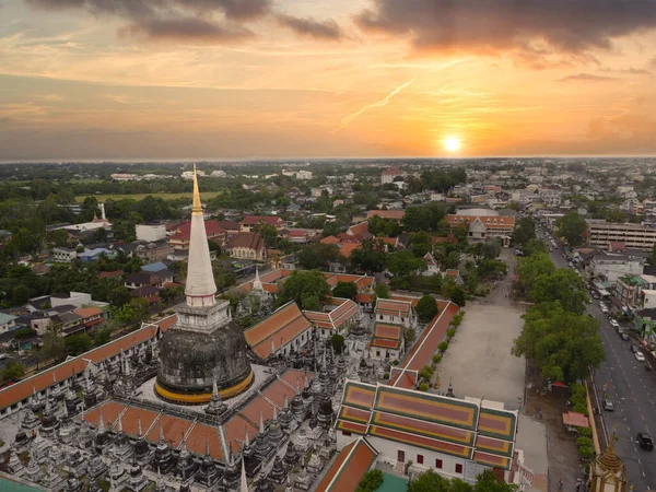 Wat Phra Mahathat Woramahawihan pagoda güzel gökyüzü Nakhon Si Thammarat, Tayland, yüksek açı