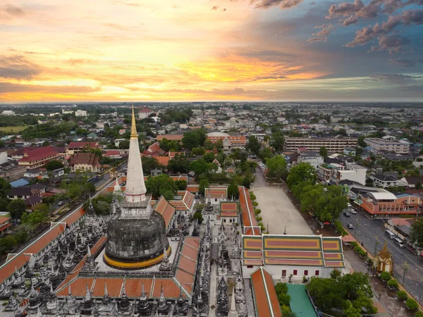 Wat Phra Mahathat Woramahawihan pagoda güzel gökyüzü Nakhon Si Thammarat, Tayland, yüksek açı