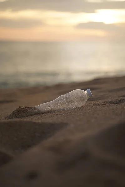 Pet Lixo Garrafa Plástico Praia — Fotografia de Stock