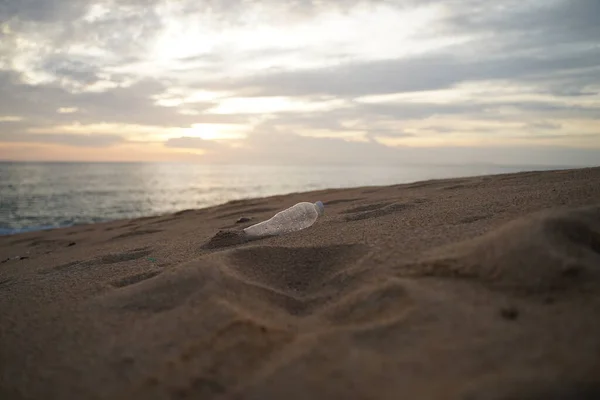 Pet Lixo Garrafa Plástico Praia — Fotografia de Stock