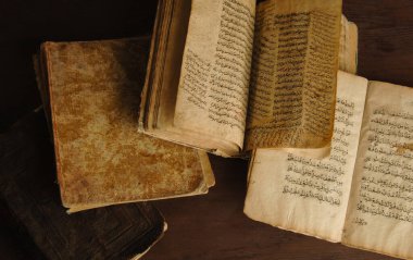 Taşkent, Özbekistan - 10 Ağustos 2009: Arapça antik kitap yığını. Eski Arapça el yazmaları ve metinler. Üst görünüm