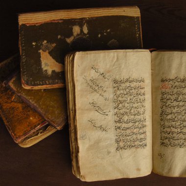 Taşkent, Özbekistan - 10 Ağustos 2009: Arapça antik kitap yığını. Eski Arapça el yazmaları ve metinler. Üst görünüm