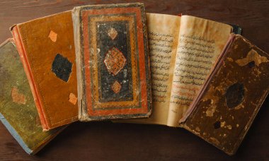 Taşkent, Özbekistan - 10 Ağustos 2009: Arapça antik kitap yığını. Eski Arapça el yazmaları ve metinler. Üst görünüm