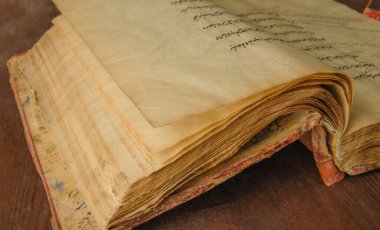 Taşkent, Özbekistan - 10 Ağustos 2009: Arapça antik açık kitap. Eski Arapça el yazmaları ve metinler