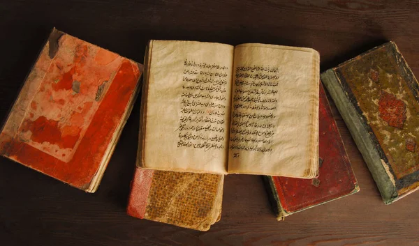 塔什干 乌兹别克斯坦 2009年8月10日 成堆的开放的阿拉伯语古籍 古老的阿拉伯文手稿和文本 顶部视图 — 图库照片