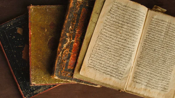 Tashkent Uzbekistán Agosto 2009 Montón Libros Antiguos Abiertos Árabe Antiguos — Foto de Stock