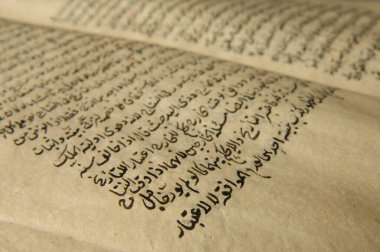 Taşkent, Özbekistan - 10 Ağustos 2009: Arapça antik açık kitap. Eski Arapça el yazmaları ve metinler