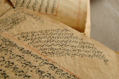 Taşkent, Özbekistan - 10 Ağustos 2009: Arapça antik açık kitap. Eski Arapça el yazmaları ve metinler