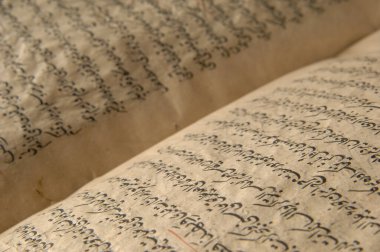 Taşkent, Özbekistan - 10 Ağustos 2009: Arapça antik açık kitap. Eski Arapça el yazmaları ve metinler