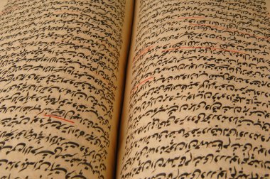 Taşkent, Özbekistan - 10 Ağustos 2009: Arapça antik açık kitap. Eski Arapça el yazmaları ve metinler
