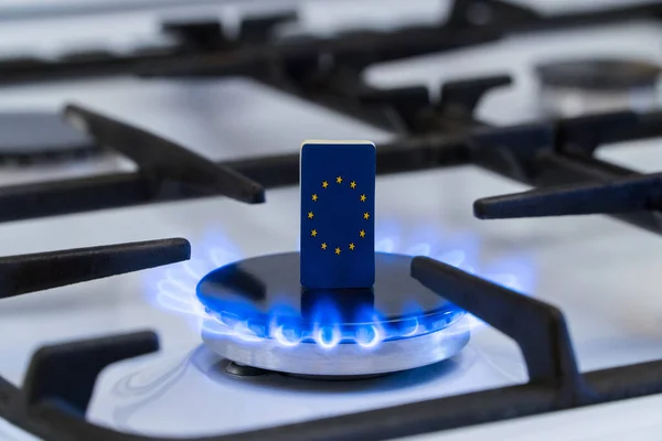 Eksiklik ve gaz krizi. Yanan bir gaz ocağında Avrupa Birliği bayrağı
